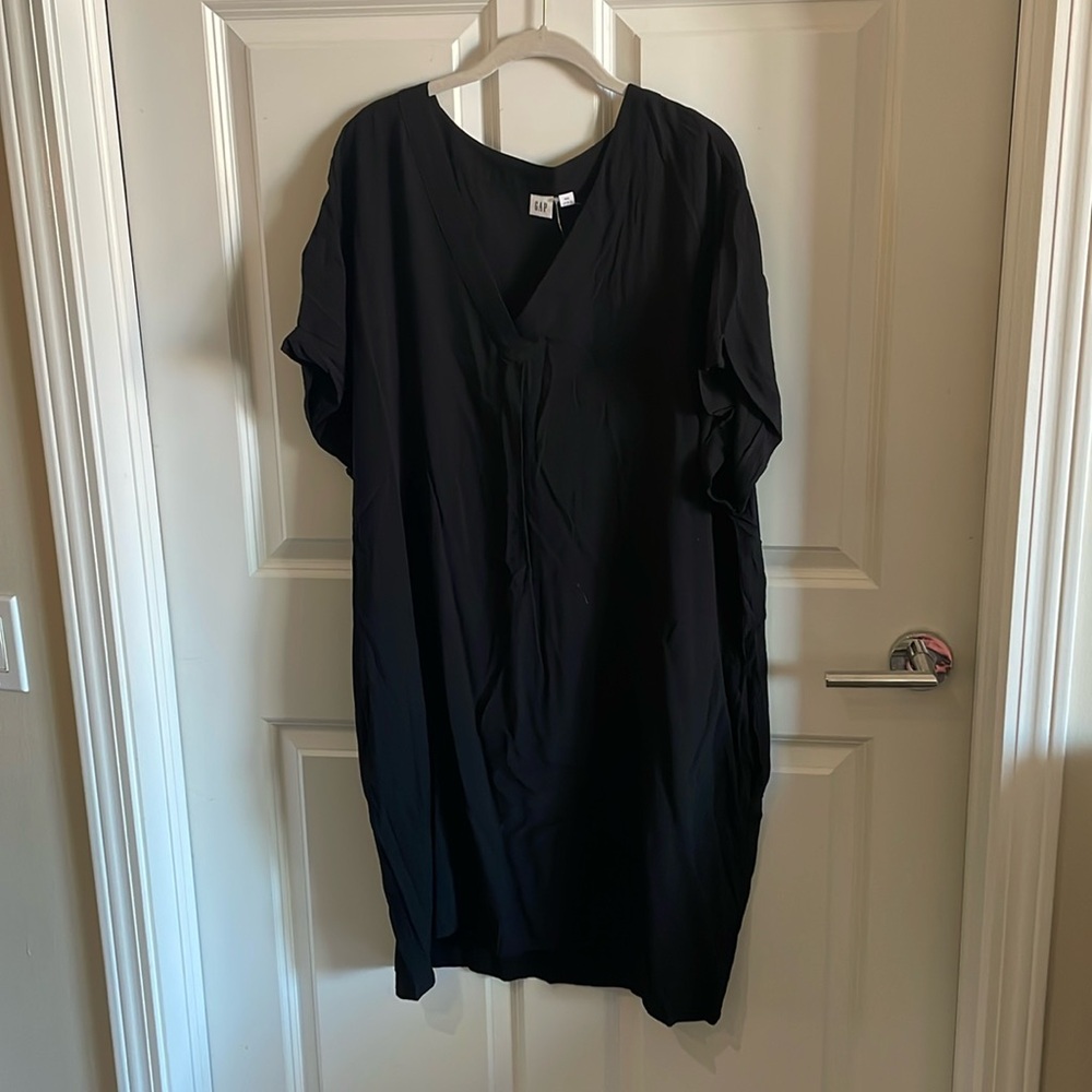 GAP v-neck, lightweight dress with cuffed sleeves. Size XXL. NWT.